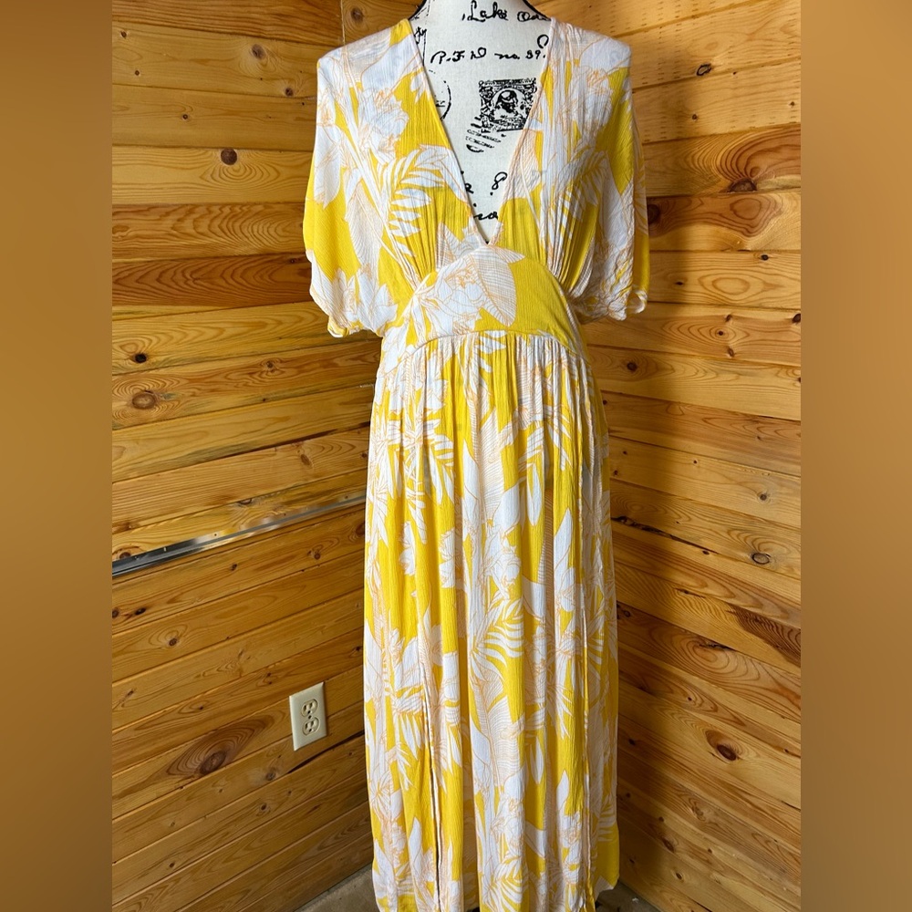 Flowy yellow and white deep plunge summer dress